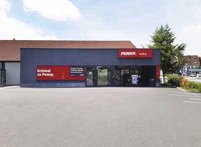 Sie sehen den Eingang vom Penny Markt in Rosstal Untere Bahnhofstr. 6