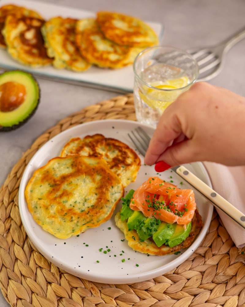 Dieses Bild zeigt wie die herzhaften Pfannkuchen serviert werden.