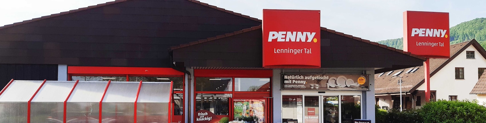 Sie sehen den Eingang vom Penny Markt in Lenningen/Unterlenningen, Bahnhofstrasse 12