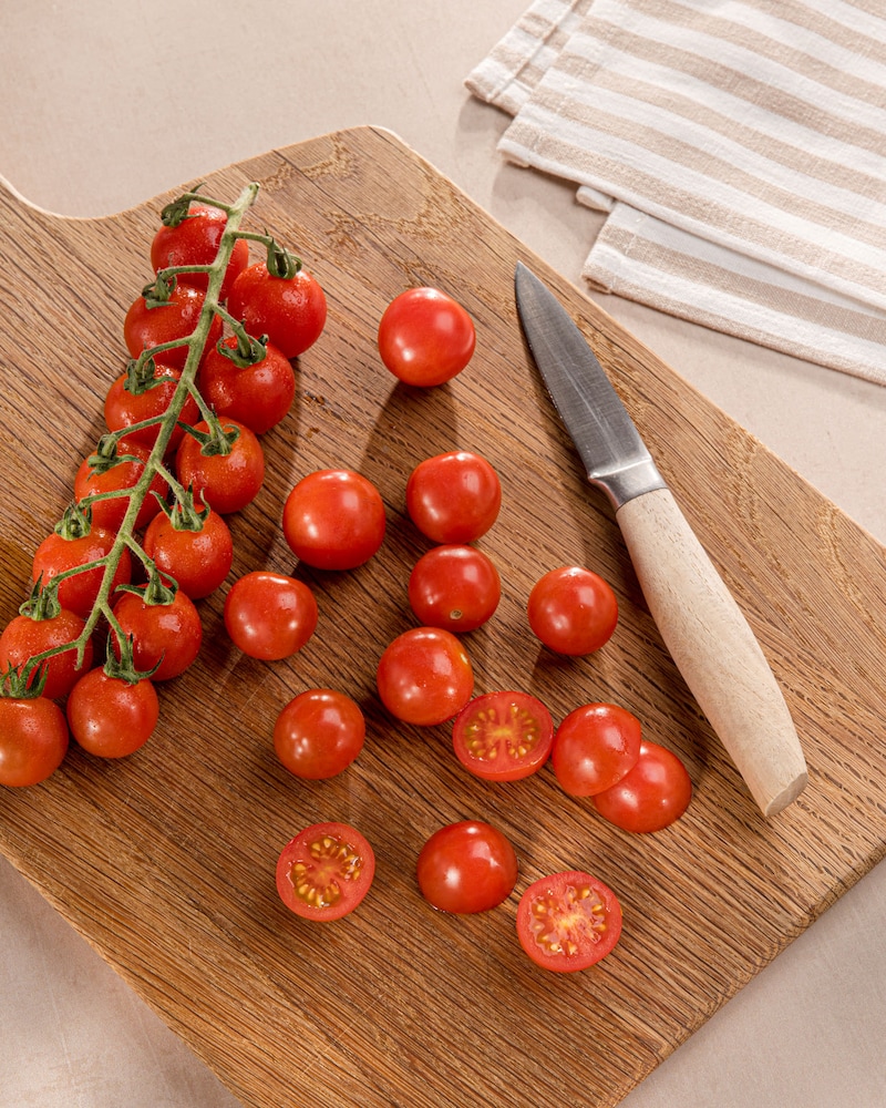 Dieses Bild zeigt wie die Tomaten geschnitten werden.