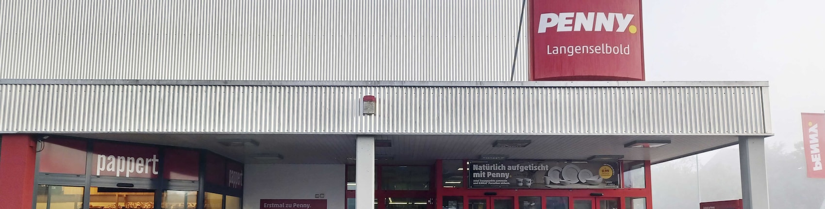 Sie sehen den Eingang vom Penny Markt in Langenselbold Kinzigstr. 11