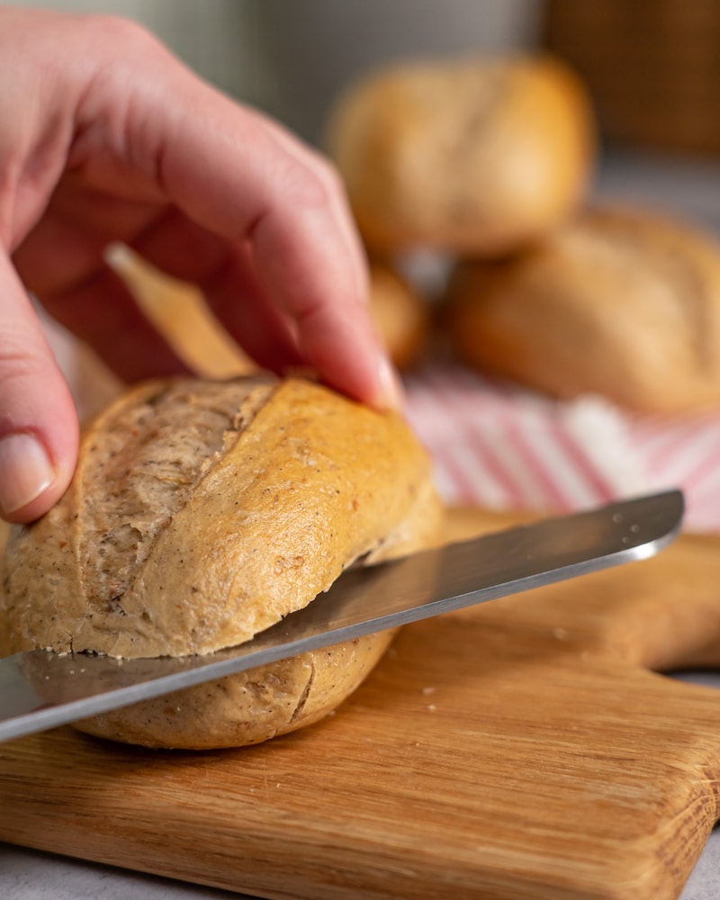 Dieses Bild zeigt wie die Brötchen aufgeschnitten werden.