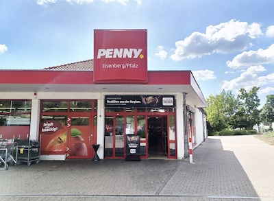 Sie sehen den Eingang vom Penny Markt in Eisenberg, Kerzenheimer Str. 94
