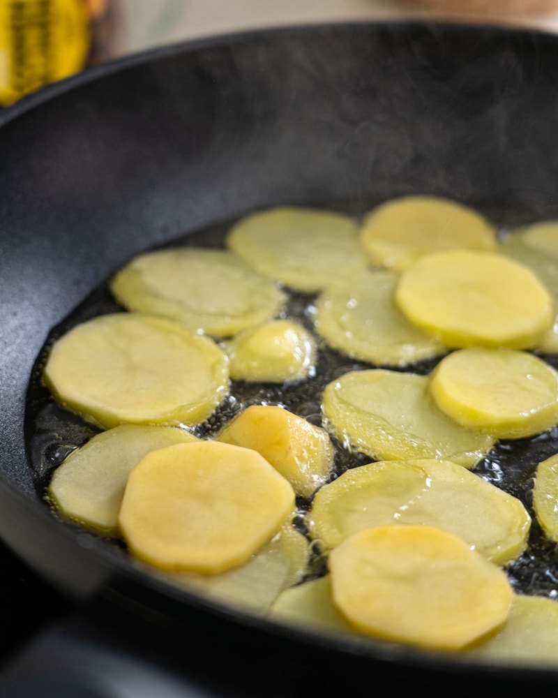 Auf diesem Bild siehst du wie Kartoffeln gebraten werden.