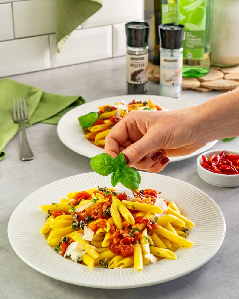 Dieses Bild zeigt wie die Pasta angerichtet wird.