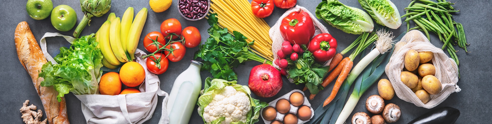 Obst und Gemüse vor grauem Hintergrund