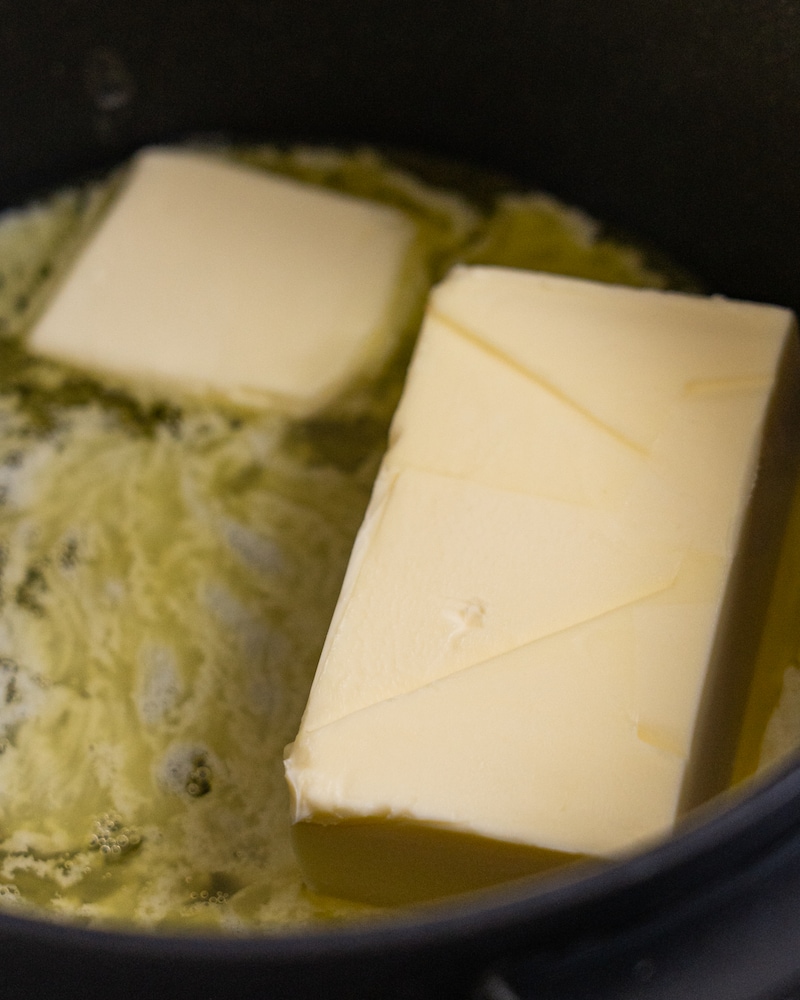 Auf diesem Bild siehst du wie Butter erhitzt wird.