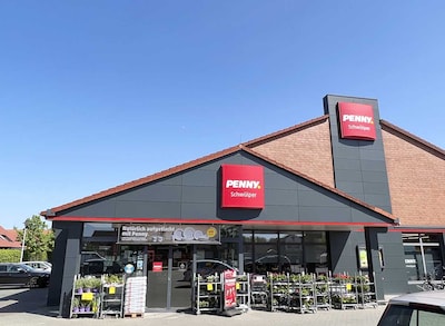 Sie sehen den Eingang vom Penny Markt in Schwuelper, Schlossstrasse 20