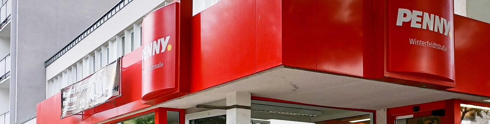 Sie sehen den Eingang vom Penny Markt in Berlin/Schöneberg Winterfeldtstr. 74