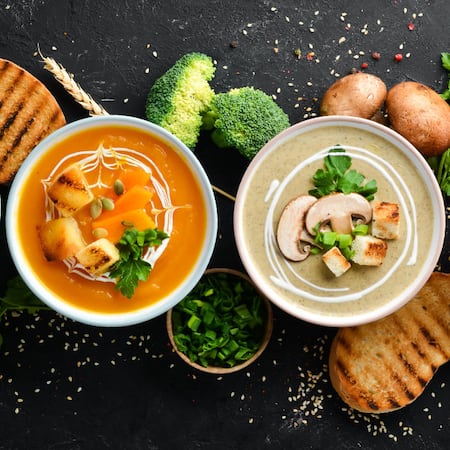 2 Schälchen mit Suppen auf dunklem Grund