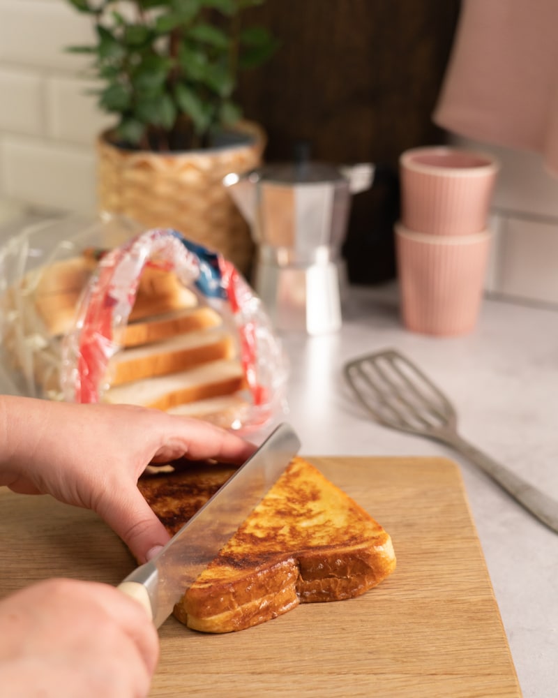 Dieses Bild zeigt wie der Toast halbiert wird.