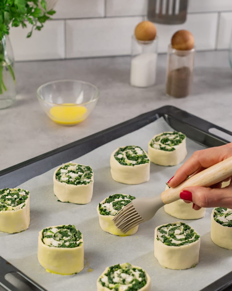 Dieses Bild zeigt wie die Schnecken bestrichen werden.