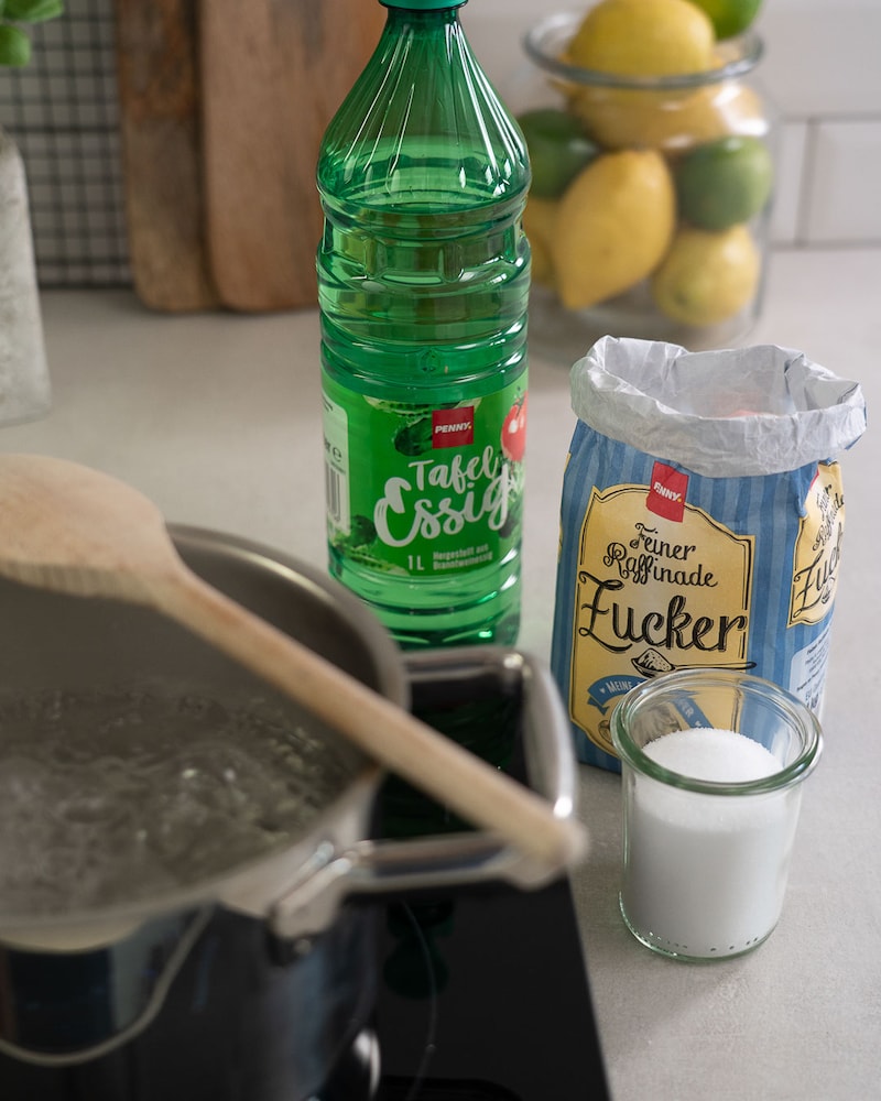 Dieses Bild zeigt wie Essig und Zucker aufgekocht werden.