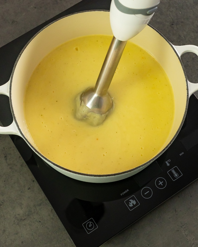 Dieses Bild zeigt wie die Suppe püriert wird.
