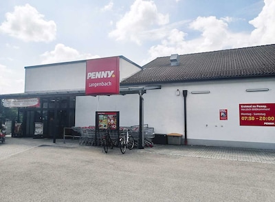 Sie sehen den Eingang vom Penny Markt in Langenbach, Freisinger Str. 23