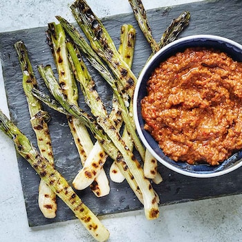 Frühlingszwiebeln vom Grill mit Romesco