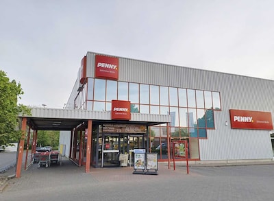 Sie sehen den Eingang vom Penny Markt in Hannover/Doehren, An Der Wollebahn 3