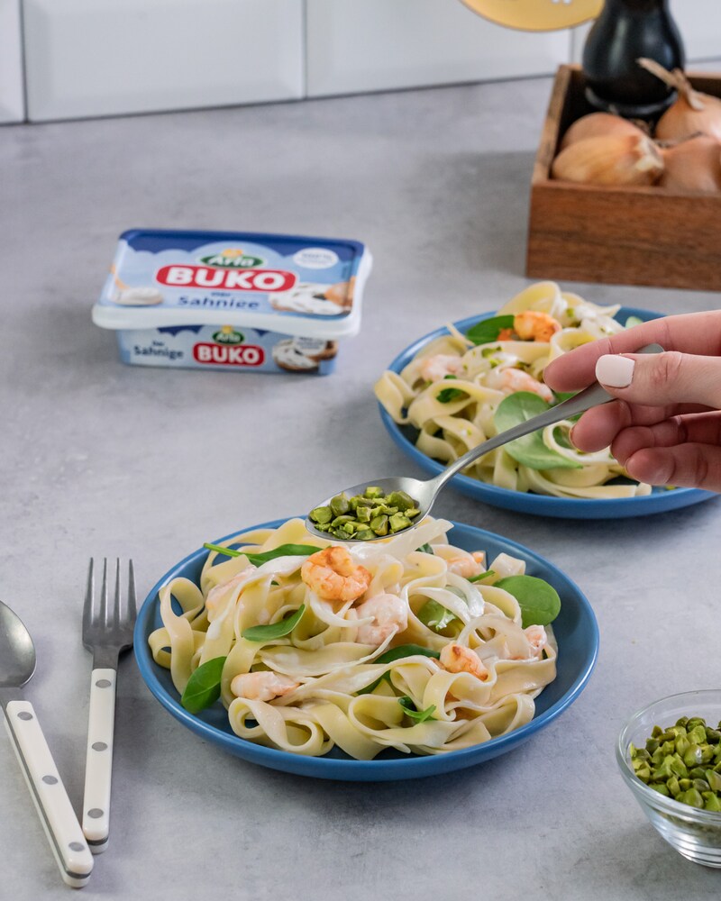 Dieses Bild zeigt die fertigen Bandnudeln mit Garnelen.