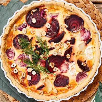 Rote-Beete-Tarte mit Ziegenkäse und gerösteten Haselnüssen
