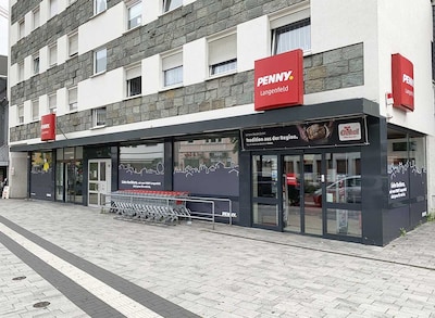 sie sehen den Eingang vom Penny Markt in Langenfeld – Immigrath Solinger Strasse 52