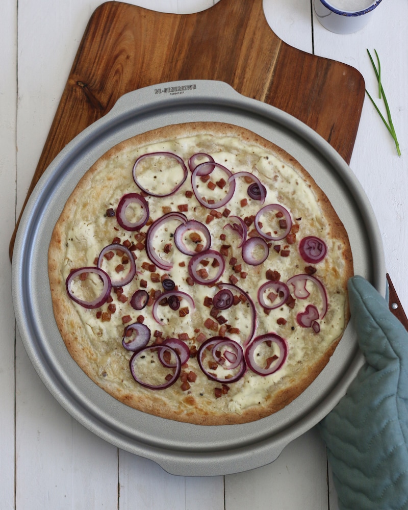 Auf diesem Bild siehst du den fertig gebackenen Flammkuchen.
