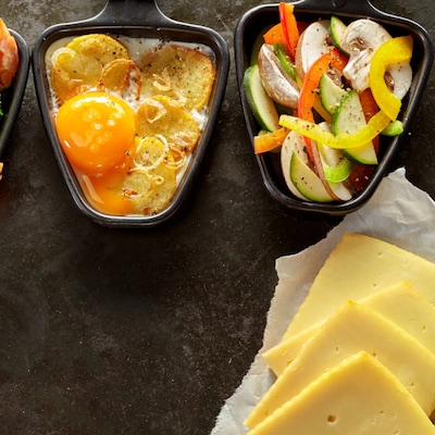Verschiedene bunte Raclette Schalen