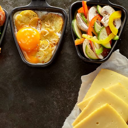 Verschiedene bunte Raclette Schalen