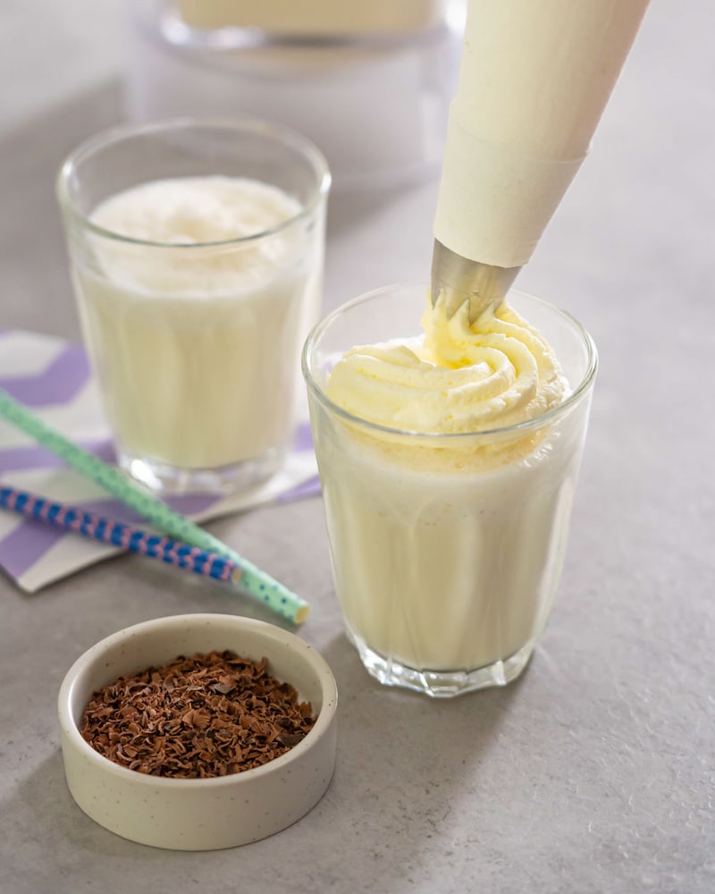 Diese Bild zeigt wie der Vanillemilchshake angerichtet wird.