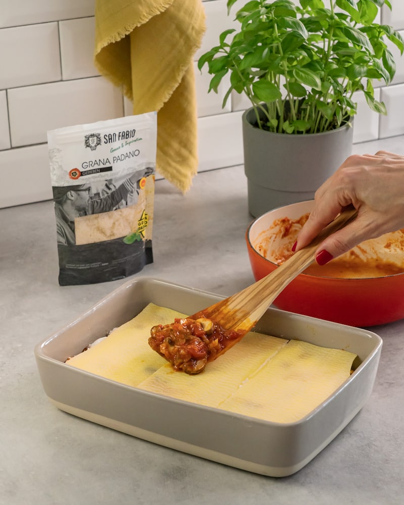 Dieses Bild zeigt wie die Lasagne geschichtet wird.