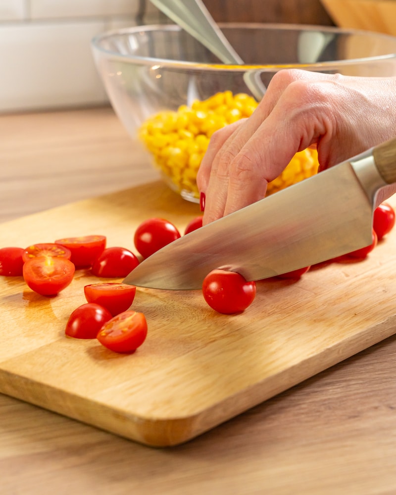 Dieses Bild zeigt wie die Tomaten geschnitten werden.