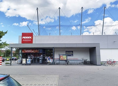 Sie sehen den Eingang vom Penny Markt in Karlsruhe/Nordweststadt, Josef-Schofer-Str. 16