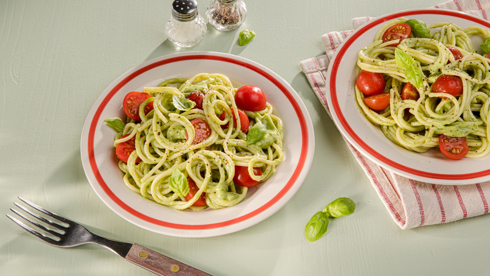 Dieses Bild zeigt die cremige Avocado Pasta.