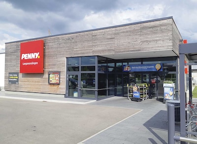 Sie sehen den Eingang vom Penny Markt in Langenenslingen, Montfortstraße 1