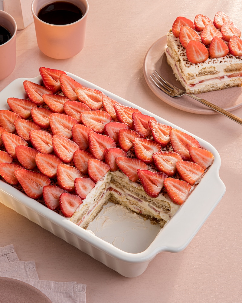 Das Bild zeigt eine Auflaufform gefüllt mit Erdbeer-Tiramisu. 