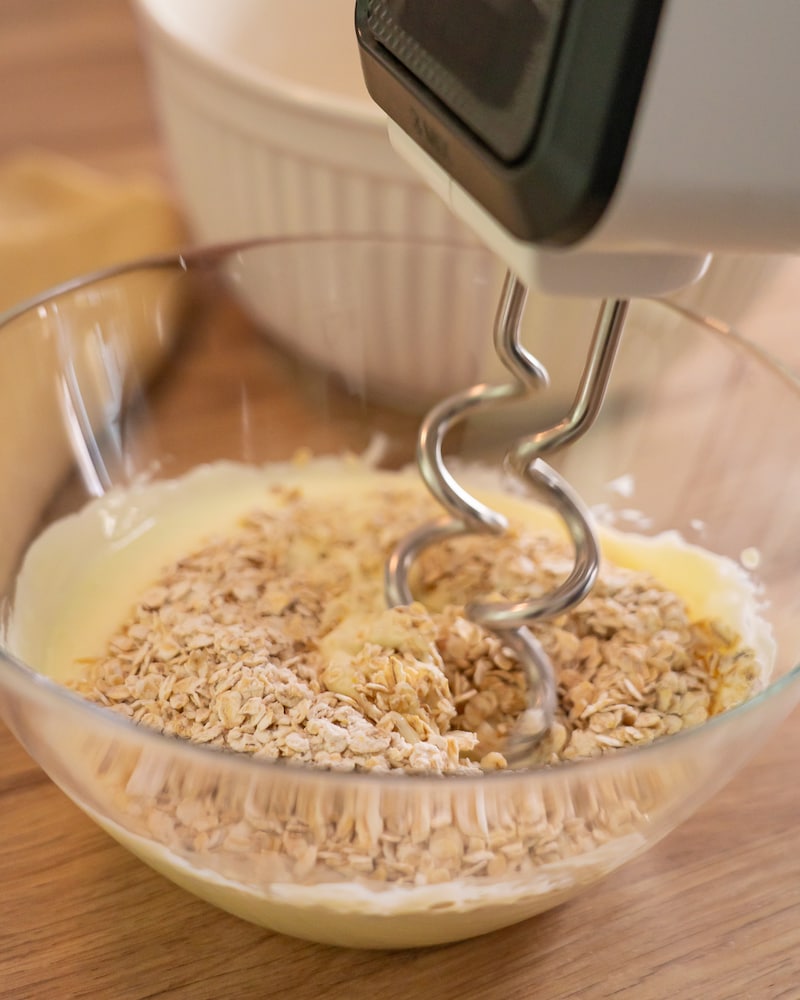 Dänische Aertensuppe mit gebratenen Pilzen und Haferbrötchen