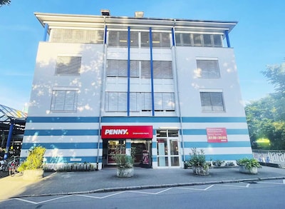 Sie sehen den Eingang vom Penny Markt in Rheinfelden, Bahnhofsplatz 5-9