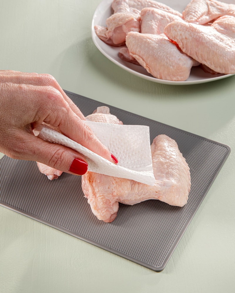 Dieses Bild zeigt wie die Hähnchenflügel abgetupft werden.