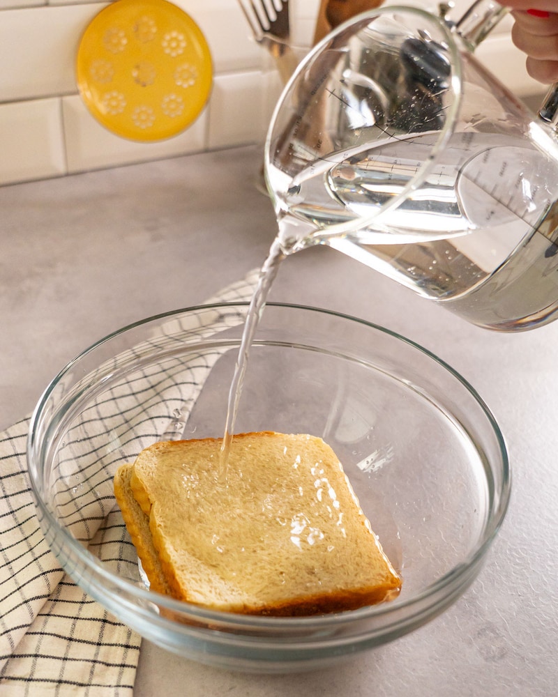 Dieses Bild zeigt wie der Toast in Wasser gebadet wird.
