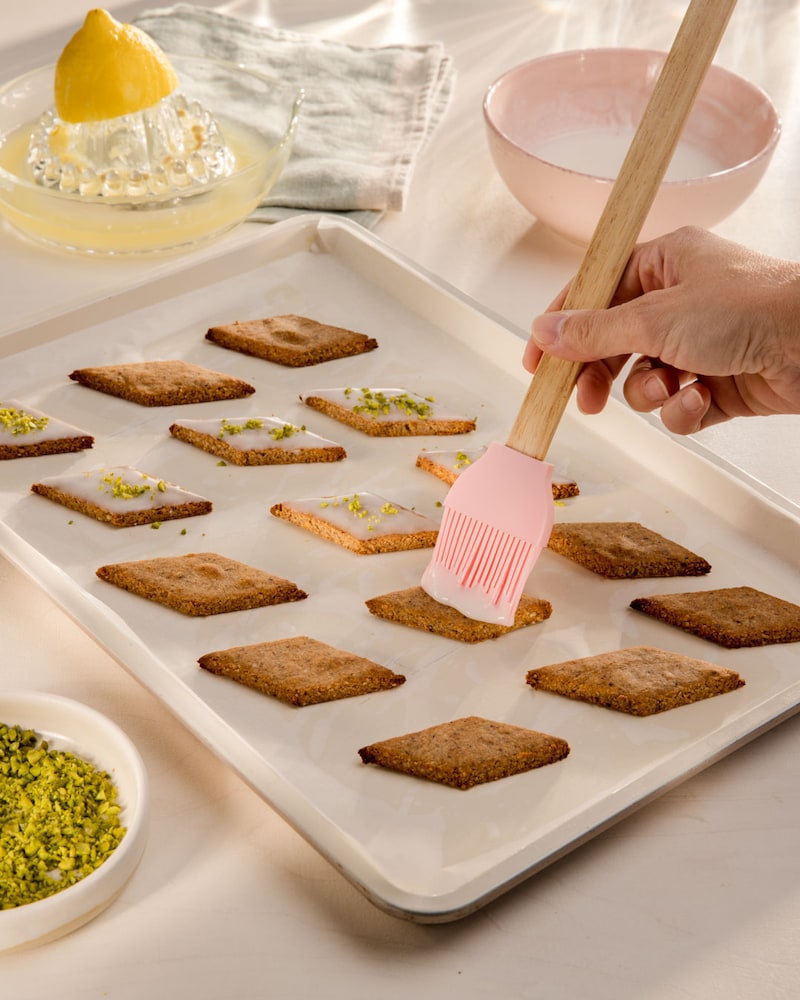 Dieses Bild zeigt wie die veganen Zimtplätzchen bestrichen werden.