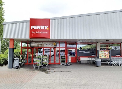 Sie sehen den Eingang vom Penny Markt in Alzey, Bahnhofstr. 44