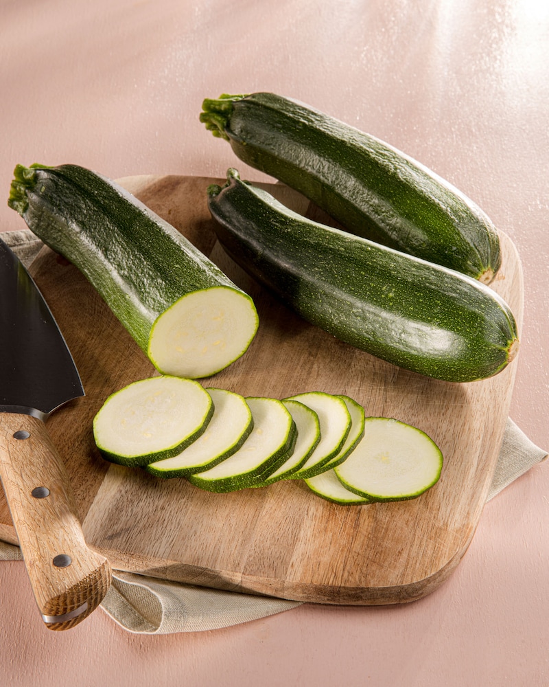 Dieses Bild zeigt die dünn geschnittene Zucchini.
