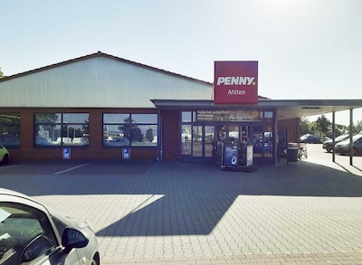 Sie sehen den Eingang vom Penny Markt in Lehrte/Ahlten, Hannoversche Str. 41