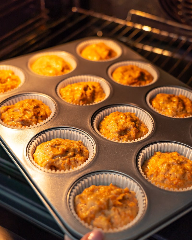 Dieses Bild zeigt wie die Muffins in den Ofen gegeben werden.