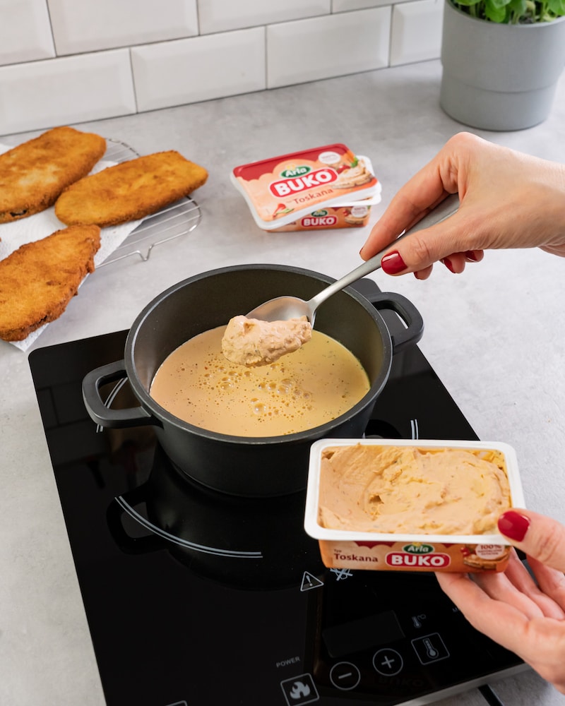 Dieses Bild zeigt wie die Soße für die Auberginenschnitzel zubereitet wird.