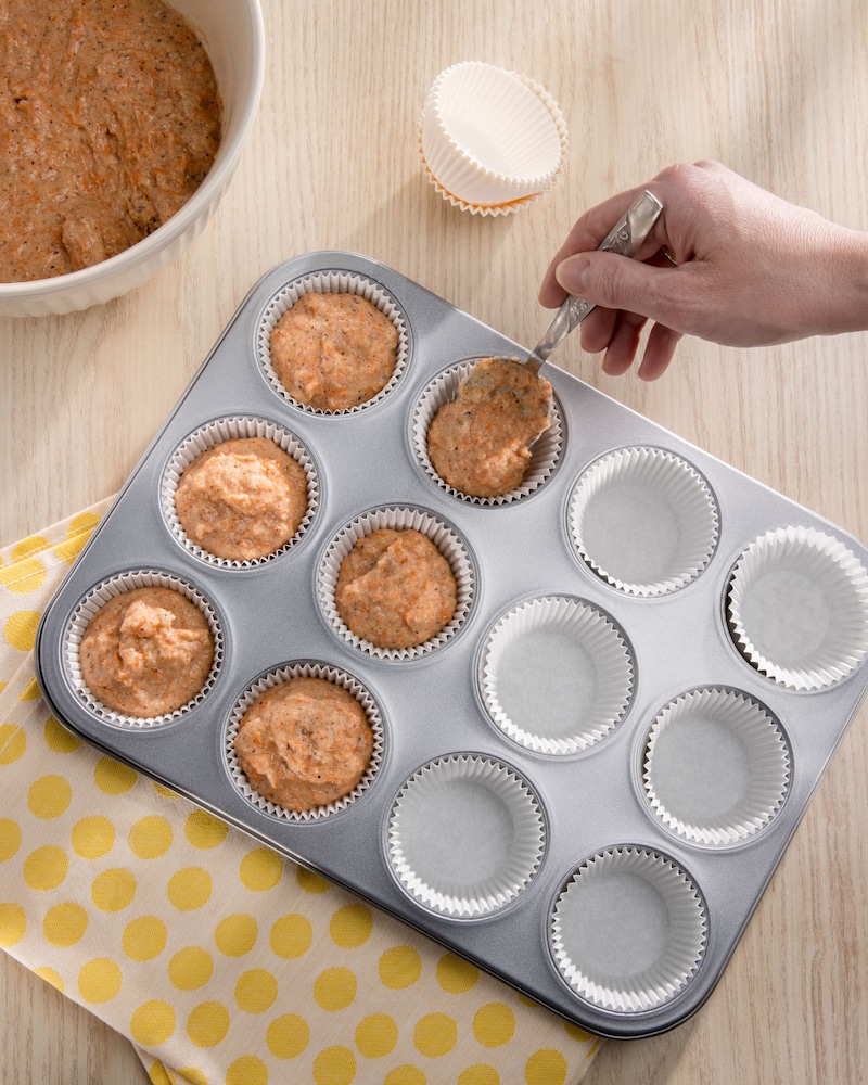 Dieses Bild zeigt wie die Muffins in die Form gefüllt werden.