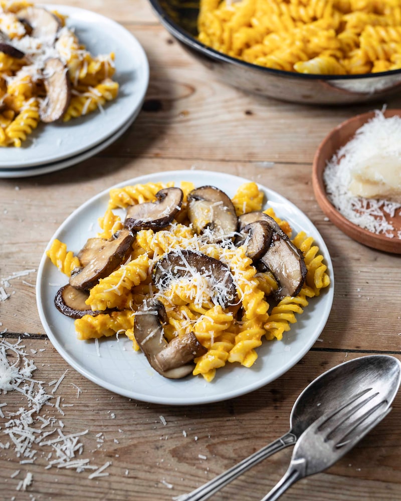 Dieses Bild zeigt die fertige Kürbis Pasta mit Pilzen.
