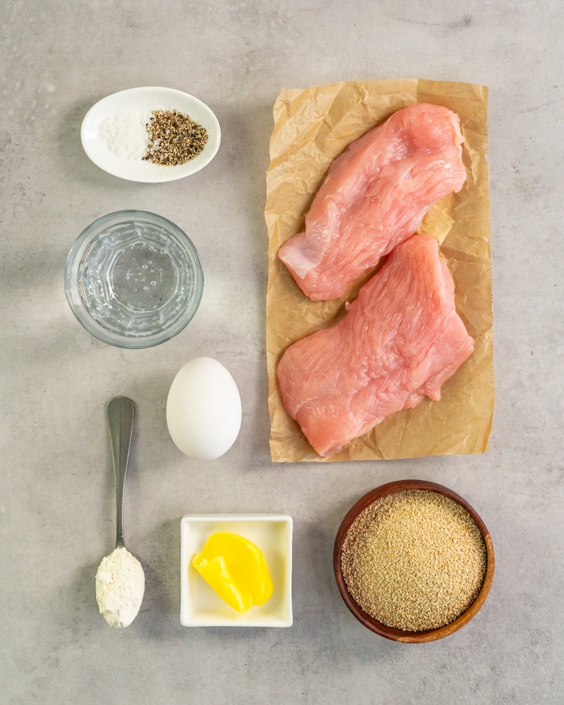 Dieses Bild zeigt die Zutaten für das panierte Putenschnitzel.