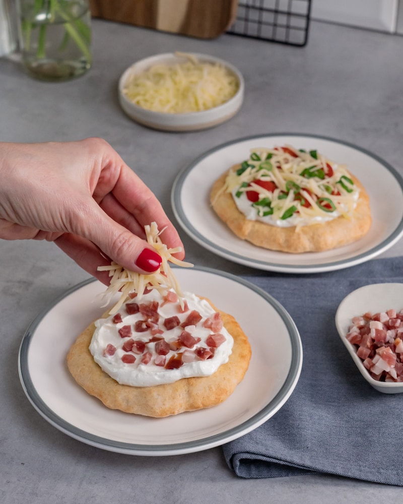 Dieses Bild zeigt wie der Teig belegt wird.