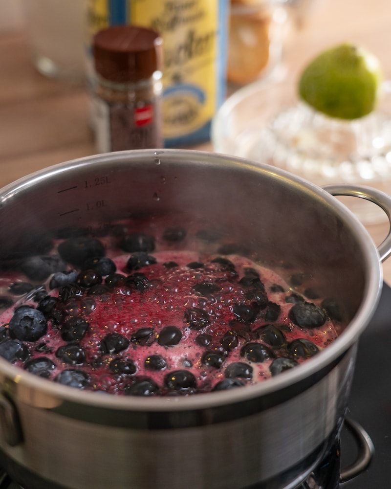 Zimtschnecken-Kuchen mit Blaubeersauce