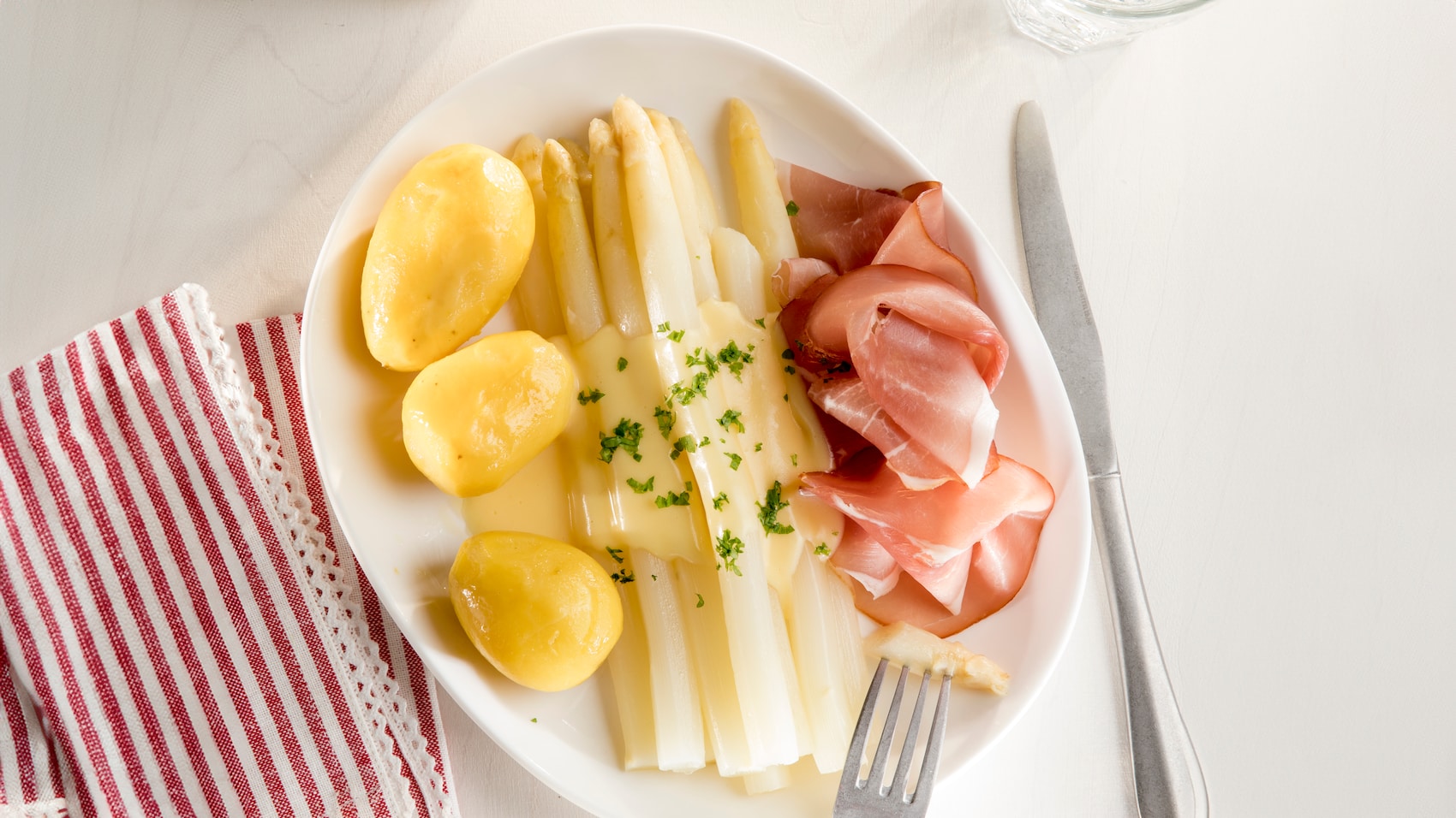 Weißer Spargel mit Schinken und gekochten Kartoffeln